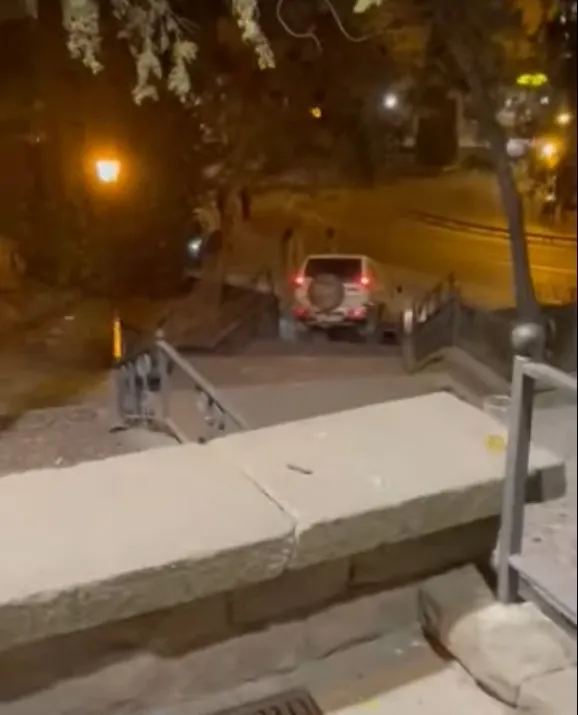 <strong>Denunciat penalment el conductor ebri d'un vehicle que va baixar per les escales de l'hospital la matinada de diumenge</strong>
