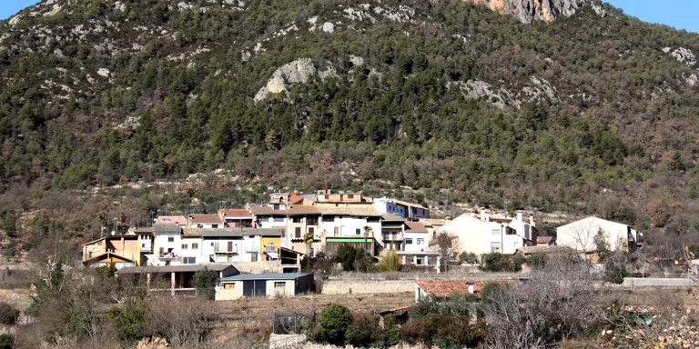 Peramola busca una família amb fills per garantir la continuïtat de l'escola i donar vida al poble