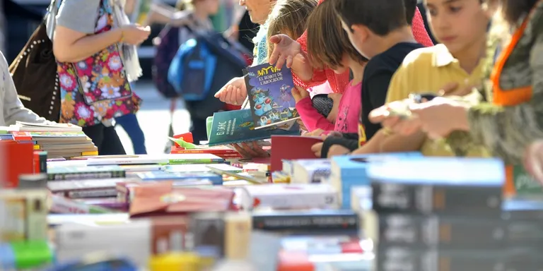 Ràdio Rubí ofereix una programació especial per Sant Jordi a la plaça del Doctor Guardiet