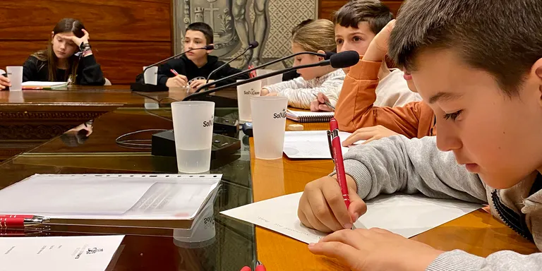 El Consell d'Infants cedeix gots reutilitzables per a actes d'escoles i entitats