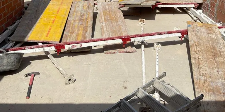 Un ferit lleu en caure-li a sobre un encofrat en una obra a Can Valls