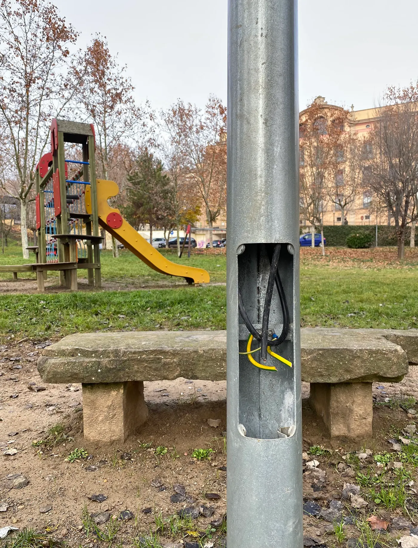 Un nou robatori de cable dels fanals torna a deixar el parc de l'Hort del Bisbe a les fosques