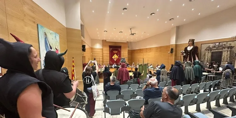 L’Escaldàrium envaeix la sala de plens durant el Ple Municipal