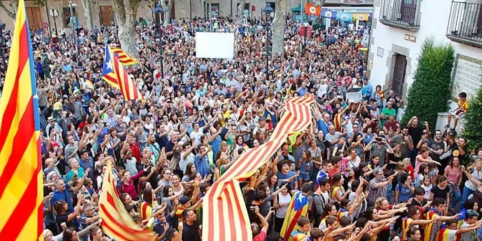 Més de 3.000 persones es mobilitzen contra les actuacions policials durant l'1-O