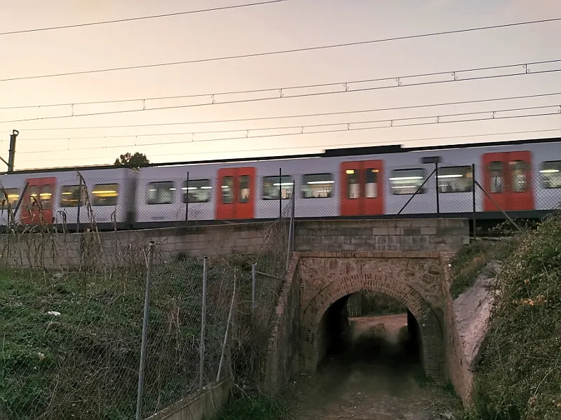 Pas de l'S1 dels ferrocarrils per La Llana, molt a prop d'on està projectada l'estació