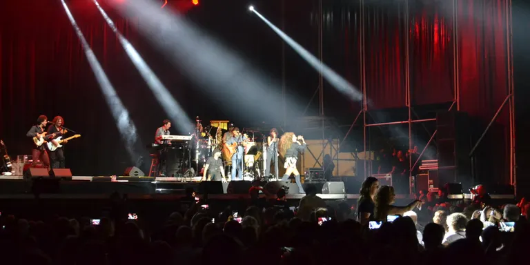 Concert vibrant de Rosario davant 1800 persones en l'inici d'Arts d'Estiu