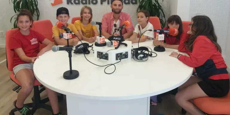 El taller de ràdio de l'escola Santa Susanna visita Ràdio Pineda
