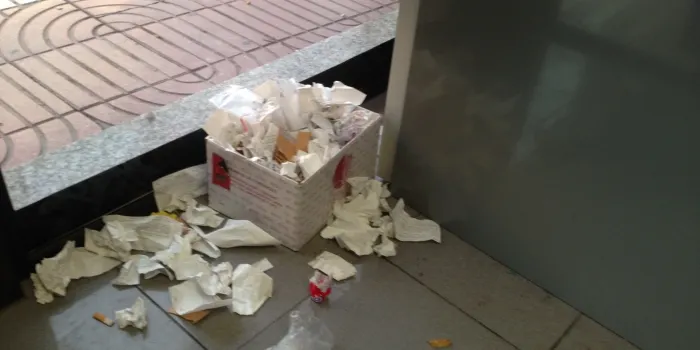 Continuen les queixes del veïns per l’estat de l’oficina de Caixabank a la part alta