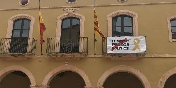 El PDeCAT penja una pancarta al balcó en suport al nou govern català i als polítics empresonats