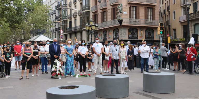 Sobri i emotiu homenatge a les víctimes dels atemptats de Barcelona en el quart aniversari de l'atac