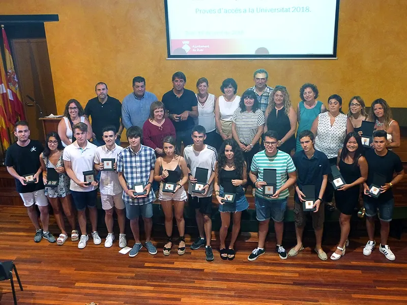 Els alumnes amb millors notes a la selectivitat reben el reconeixement institucional de l’Ajuntament