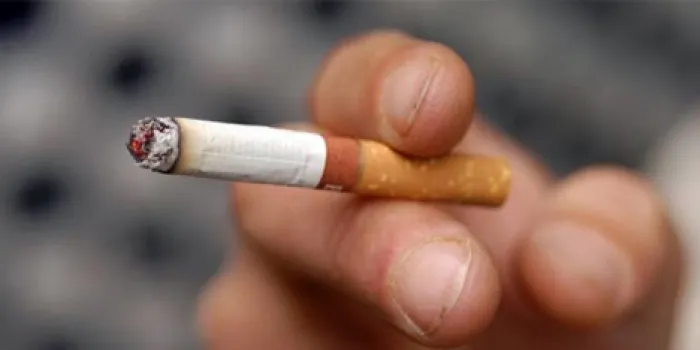 El Departament de Salut treballa en una nova llei d’addiccions que té la intenció de prohibir fumar a les terrasses