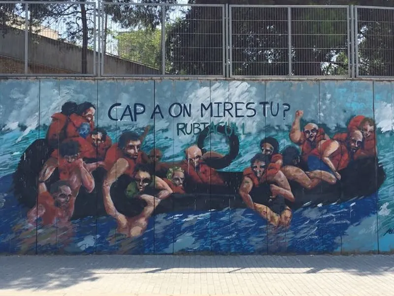 Un mural de Rubí Acull sobre les morts al Mediterrani decora la façana dels Maristes