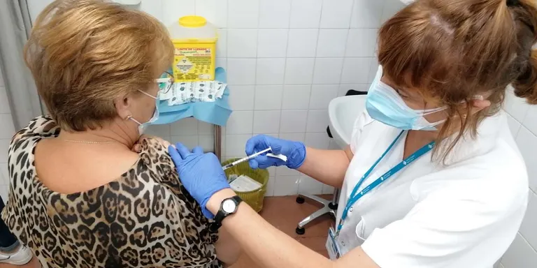 La quarta dosi de la COVID-19 ja es pot administrar als menors de 60 anys