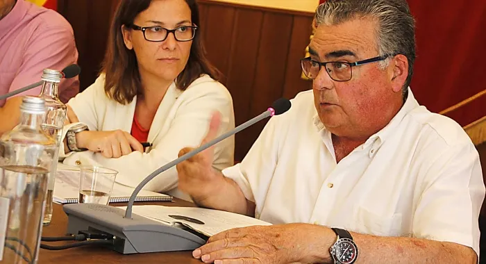 El defensor del Ciutadà va presentar ahir al ple la memòria anual del 2015 ( Foto: Xavi SalbanyÃ