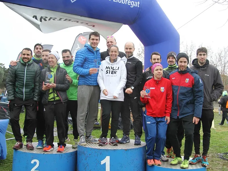 L'equip de duatló al tercer esgraó del pòdium d'El Prat / Foto: CNR