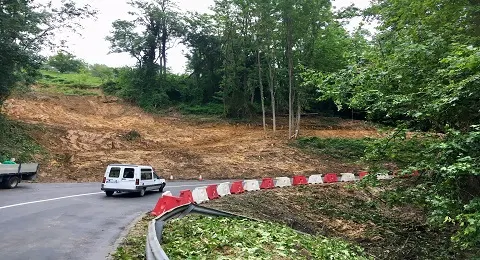 ABIERTA LA CARRETERA DE GUADALUPE TRAS RETIRAR LA TIERRA DEL DESPRENDIMIENTO DE LA SEMANA PASADA