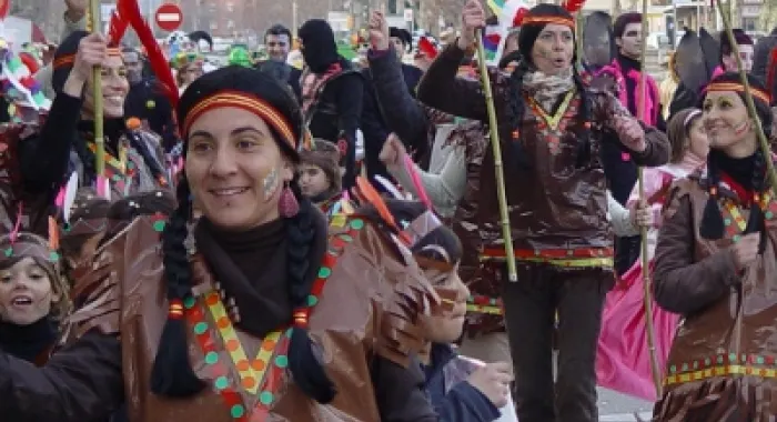 Tot a punt per la rua de comparses a la riera