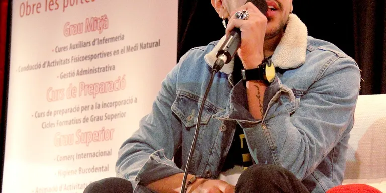 El cantant de reggaeton Dasoul anima els alumnes del Regina Carmeli a complir els seus somnis