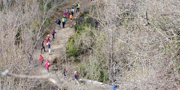 Més de cent persones estrenen el Camí de Sant Jaume entre Pont de Bar i Alàs