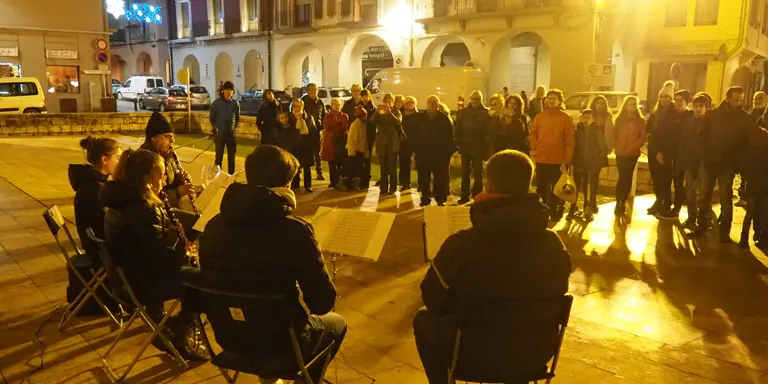 L'Escola Municipal de Música omple de nadales els carrers de la Seu