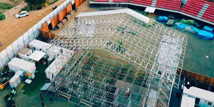 L'organització d'Arts d'Estiu decideix muntar un nou escenari que permeti la celebració de tots els espectacles
