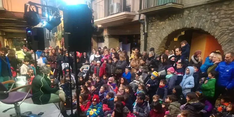 Tarda de contes i xocolatada al carrer dels Canonges