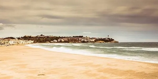 La platja d’Altafulla, afectada per un nou episodi de mala mar i fort vent