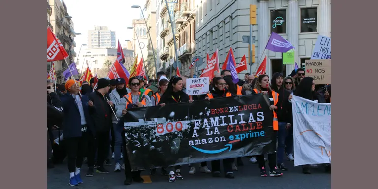 Un centenar de treballadors d'Amazon es manifesten pel centre de Barcelona: "No és un trasllat, és un tancament"