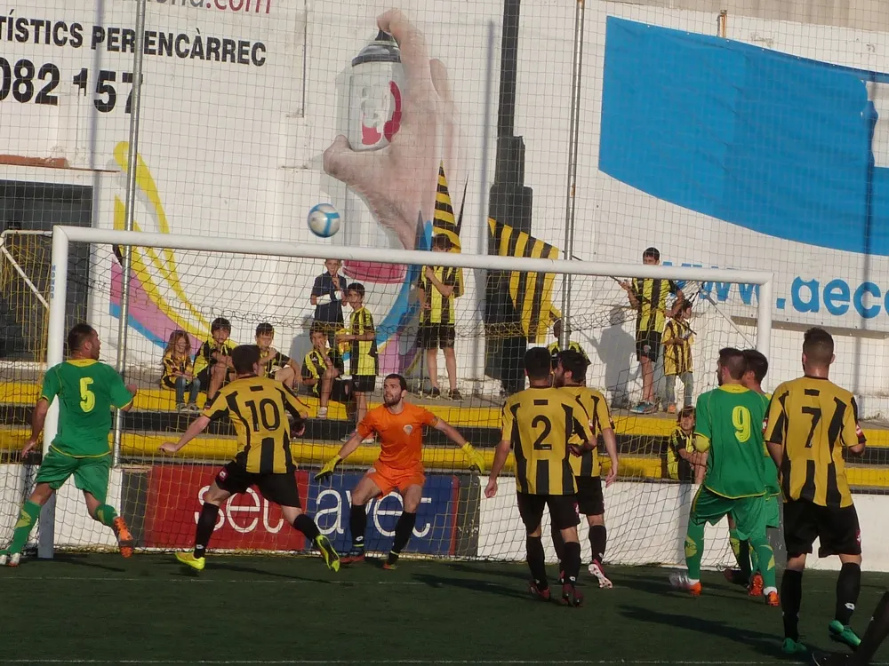 Just el moment abans de la rematada d'Àlex que va suposar el 2 a 2 final a Mataró