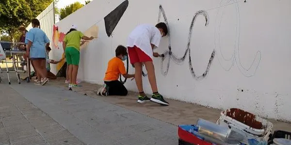 Els alumnes de la Portalada reben una lliçó d'art mentre contribueixen a millorar la seva escola