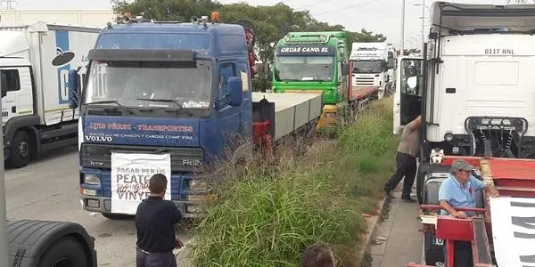 Els transportistes tallaran carreteres durant la Castanyada si no arriben a un acord per les desviacions obligatòries per l’autopista