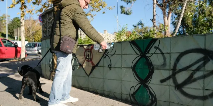 Arenys de Munt també multarà aquelles persones que no netegin els orins dels gossos