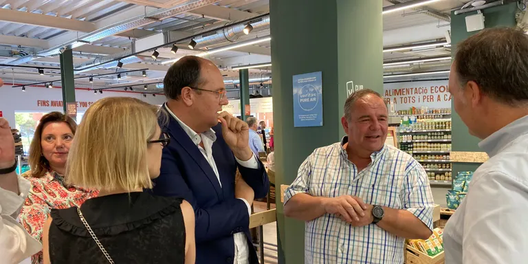 Estanis Fors destaca que un 70% del personal del nou establiment de Veritas és d’Arenys de Mar