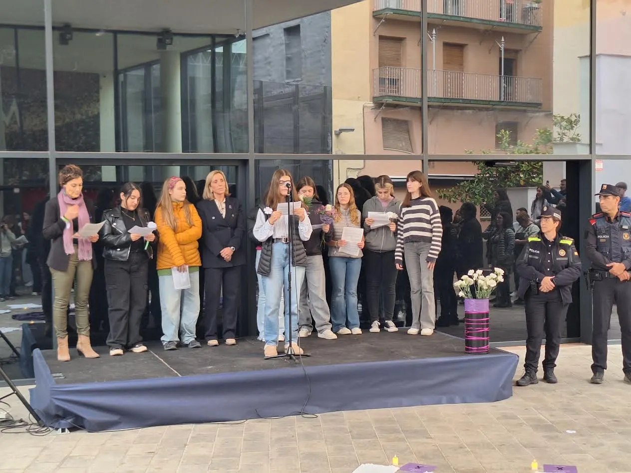 Alumnes de secundària fan la lectura del manifest del 25N