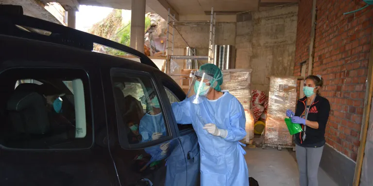 Andorra recull les mostres de la prova que detecta la COVID-19 sense que el pacient hagi de baixar del seu vehicle