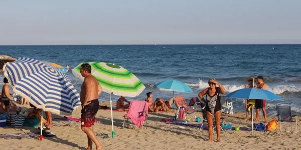 Més banyistes i més banderes grogues a la platja d’Altafulla durant aquest mes juliol