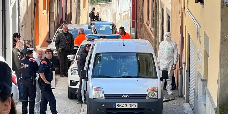 Els Mossos escorcollen la casa del presumpte assassí d'un menor a Sant Hipòlit de Voltregà i una nau