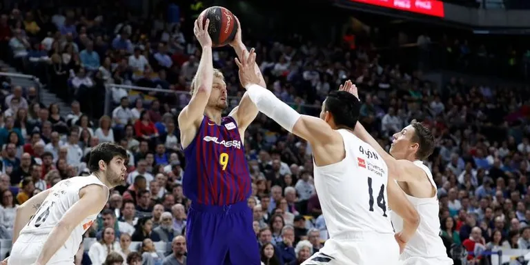 El Barça reforça al liderat guanyant a la pista del Real Madrid (76-82)