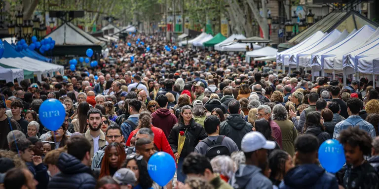 Un Sant Jordi massiu: carrers plens des de primera hora i cues per aconseguir signatures