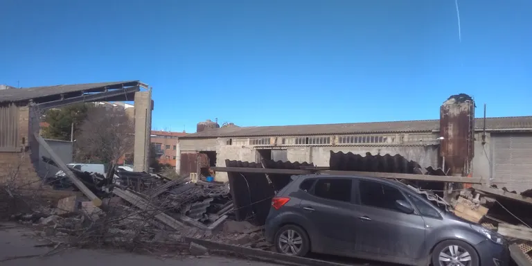 El vent tomba un mur d'una antiga fàbrica d'Agramunt i destrossa un cotxe