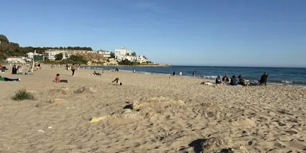 La platja d’Altafulla revalida la bandera blava que certifica la seva qualitat