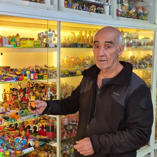 Albert Gironès vol entrar al Guinness amb una col·lecció de 37.000 maquinetes de fer punta