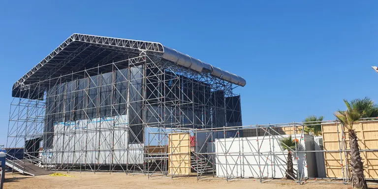 Continua el muntatge del nou espai Arts d'Estiu a la Platja dels Pins de Pineda