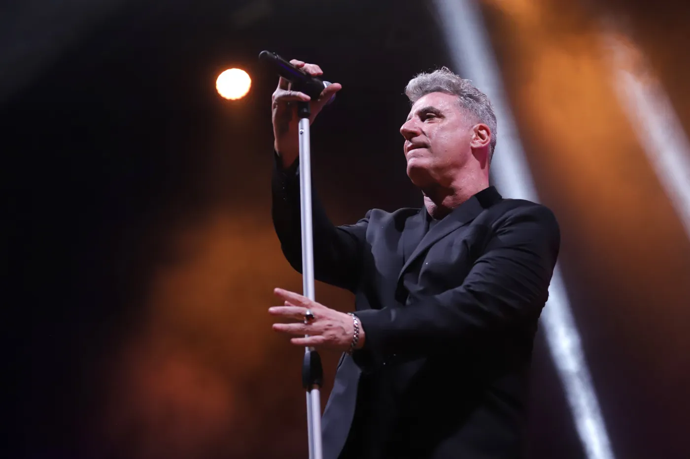Loquillo demostra a Cambrils per què és la gran figura del rock estatal