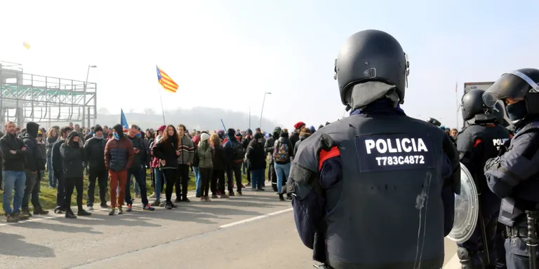 Dos mossos lesionats en un tall independentista de la C-25 diuen que l'acusat estava "molt agressiu" i els va colpejar