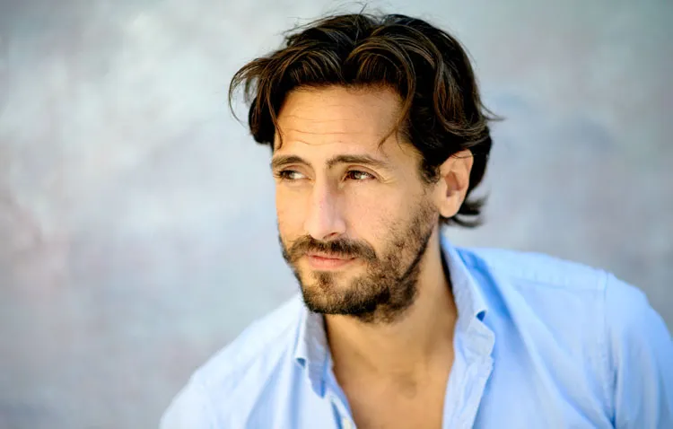 El actor Juan Diego Botto visita COPE Utrera (98.1 FM) horas antes de llegar al teatro «Enrique de la Cuadra»