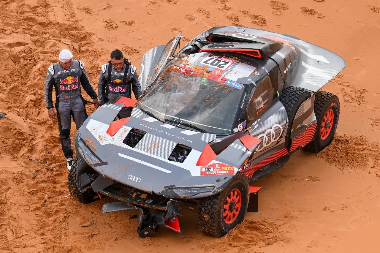 Lucas Cruz i Carlos Sainz abandonen el Dakar en no poder reparar l’Audi després del darrer accident