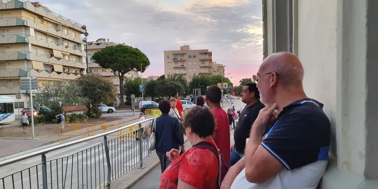 Usuaris a l'estació de Pineda: "Passa sovint. Tinc por de perdre la feina"