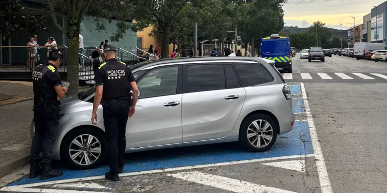 La Policia Local de Salt imposa 30 multes per ús fraudulent de targetes de mobilitat reduïda